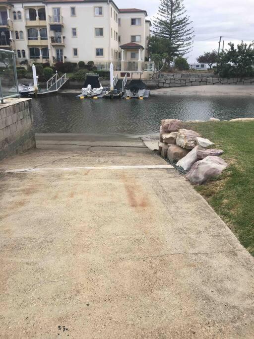 Broadwater Canal Frontage-Runaway Bay-Boat Ramp Gold Coast Dış mekan fotoğraf